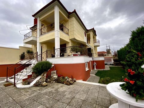 Property building, Patio, Day, Balcony/Terrace