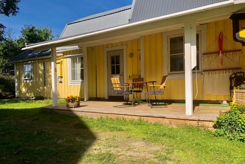 Property building, Patio, Facade/entrance, Garden