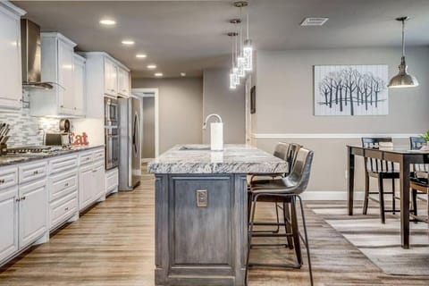 Cozy Haus Relaxing 'Home Base' WiFi Location Close to Town and Rivers, Schlitterbahn, Gruene House in New Braunfels