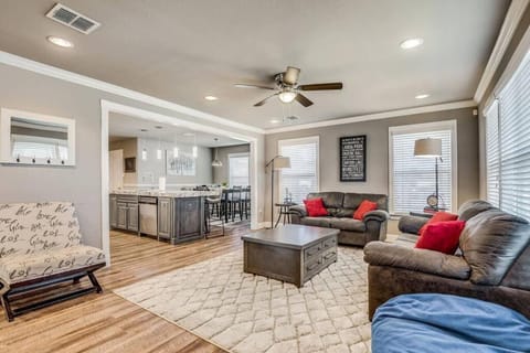 Cozy Haus Relaxing 'Home Base' WiFi Location Close to Town and Rivers, Schlitterbahn, Gruene House in New Braunfels