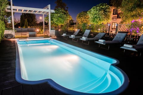 Property building, Patio, Restaurant/places to eat, Night, Garden, Garden view, Pool view, Swimming pool, Breakfast, sunbed