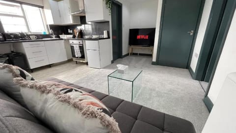 Modern Comfort Rooms in Spacious Home by YO ROOM! Free Parking at Aylestone - Leicester Apartment in Leicester