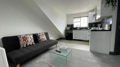 Modern Comfort Rooms in Spacious Home by YO ROOM! Free Parking at Aylestone - Leicester Apartment in Leicester