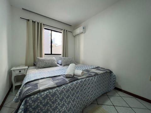 Photo of the whole room, air conditioner
