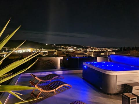 Night, Hot Tub, Spa and wellness centre/facilities
