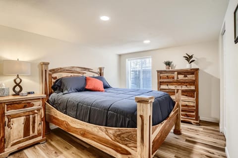 Bed, Photo of the whole room, Bedroom