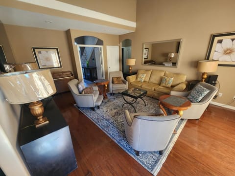 Luxurious 11 Large beds with Jetted Tub 3000 Sq ft House in Cordova