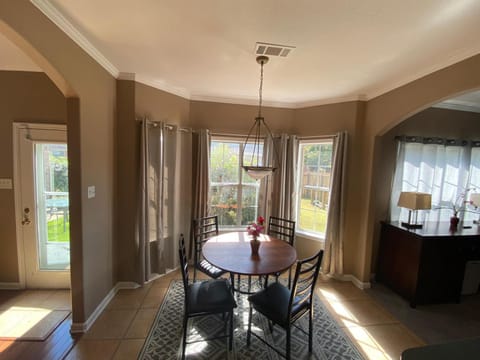 Luxurious 11 Large beds with Jetted Tub 3000 Sq ft House in Cordova