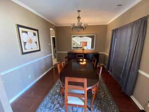 Luxurious 11 Large beds with Jetted Tub 3000 Sq ft House in Cordova