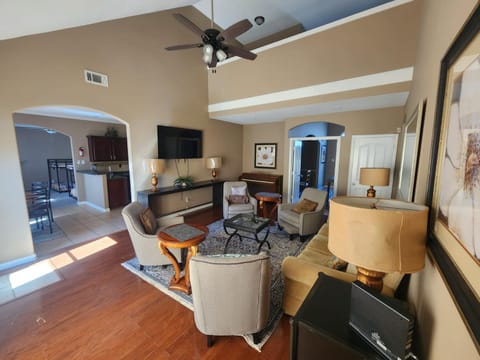 Luxurious 11 Large beds with Jetted Tub 3000 Sq ft House in Cordova