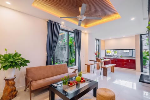 TV and multimedia, Kitchen or kitchenette, Living room, Seating area, Dining area