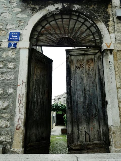 Other, Logo/Certificate/Sign, On site, Time of day