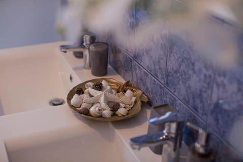 Bathroom, Decorative detail