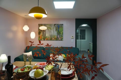 Seating area, Dining area, Food