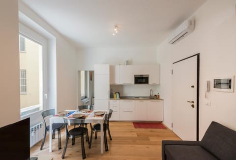 Kitchen or kitchenette, Living room, Seating area, Dining area, Lunch, Dinner, kitchen