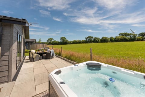 Patio, Day, Natural landscape, Garden, Hot Tub, pet friendly