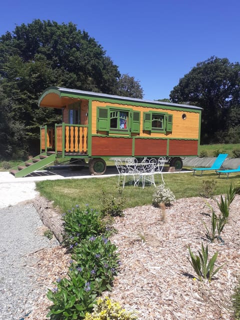 Property building, Patio, Garden