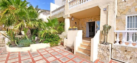 Facade/entrance, Balcony/Terrace