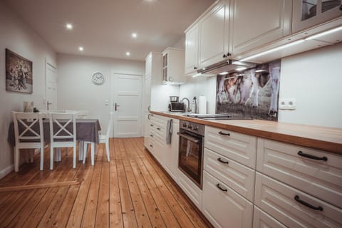 Kitchen or kitchenette, Dining area