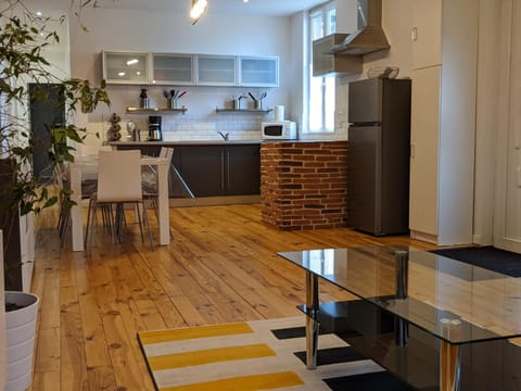 Kitchen or kitchenette, Lounge or bar