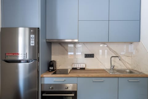 Coffee/tea facilities, Kitchen or kitchenette, oven, stove