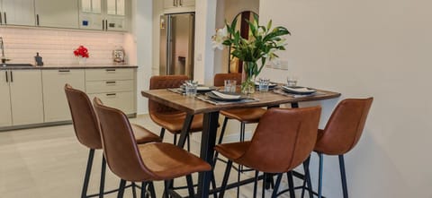 Seating area, Dining area