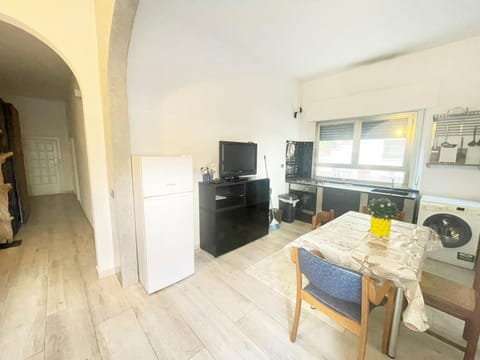 Kitchen or kitchenette, Living room, Seating area, Dining area, oven, stove, washing machine