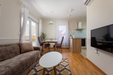 Communal lounge/ TV room, TV and multimedia, Living room, Dining area