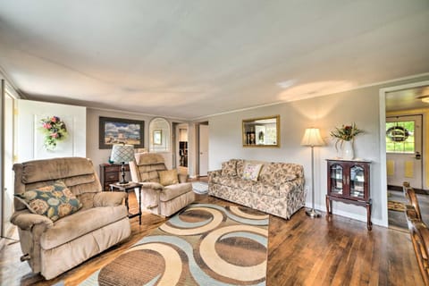 Cheerful Grand Rivers Cottage, half Mi to Lake House in Grand Rivers