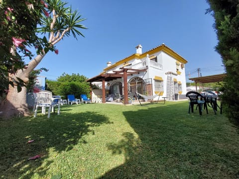 Property building, Day, Garden, Garden view