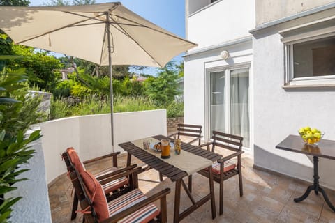 Property building, Patio, Balcony/Terrace