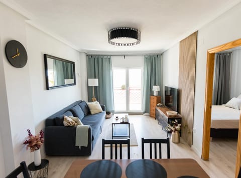 TV and multimedia, Living room, Photo of the whole room, Seating area, Dining area, hair dresser