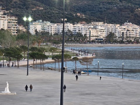 Nearby landmark, People, Natural landscape, Beach, City view, Lake view, Mountain view, Sea view, group of guests