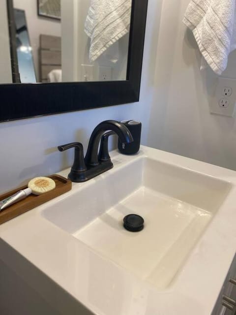 Cozy 2-bedroom Farmhouse with parking on premise Villa in Smyrna