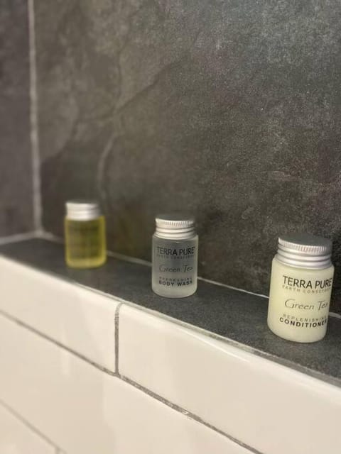 Cozy 2-bedroom Farmhouse with parking on premise Villa in Smyrna