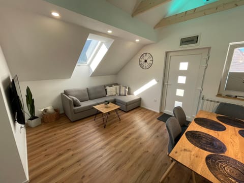 Communal lounge/ TV room, TV and multimedia, Living room, Seating area, Dining area, air conditioner