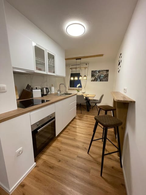 Kitchen or kitchenette, Dining area, dishwasher, minibar, pet friendly, stove