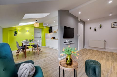 Communal lounge/ TV room, TV and multimedia, Living room, Seating area, Dining area