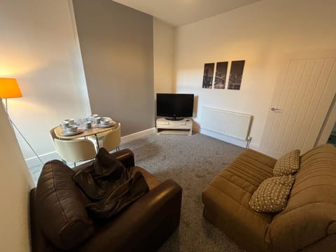 AMAZING 8 person 4 bedroom and 2 bathroom MEGA house! Apartment in Hull