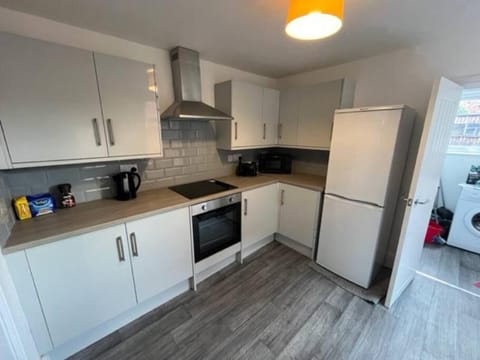 AMAZING 8 person 4 bedroom and 2 bathroom MEGA house! Apartment in Hull