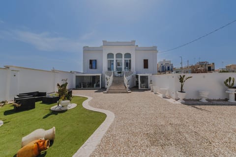 Property building, Day, Garden, Garden view, Landmark view