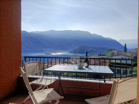 Balcony/Terrace, Lake view, Mountain view