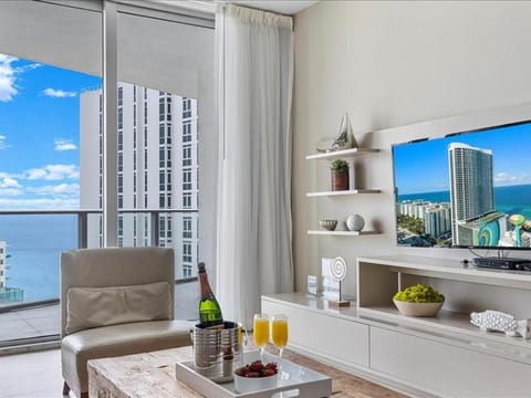 Beachside Contemporary Residence in Lyfe Apartment hotel in Hollywood Beach