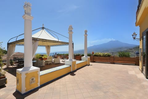 Facade/entrance, Balcony/Terrace, Mountain view