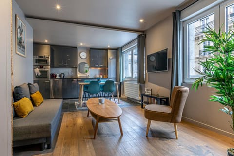 TV and multimedia, Kitchen or kitchenette, Living room, Seating area, Dining area
