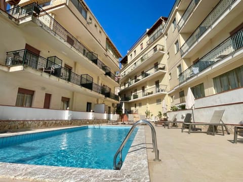 Property building, Spring, Day, Summer, Solarium, Pool view, Swimming pool, Time of day, sunbed