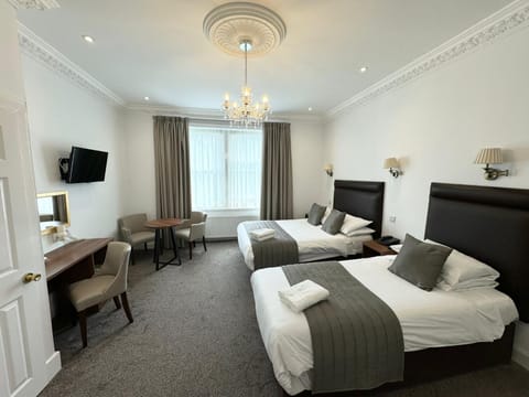 Bed, TV and multimedia, Seating area, Bedroom