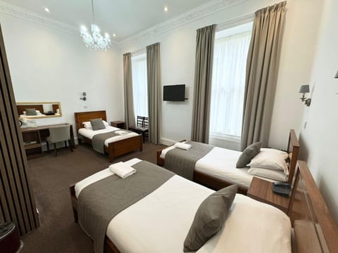 Bed, TV and multimedia, Photo of the whole room, Bedroom, towels