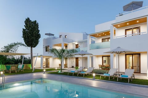 Property building, Swimming pool, sunbed