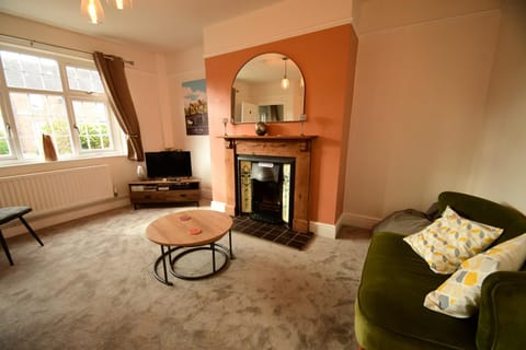 TV and multimedia, Living room, Decorative detail, Seating area